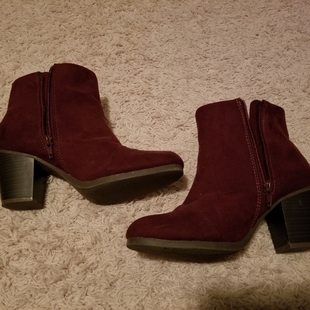 3/$20🎉 Old Navy faux suede booties